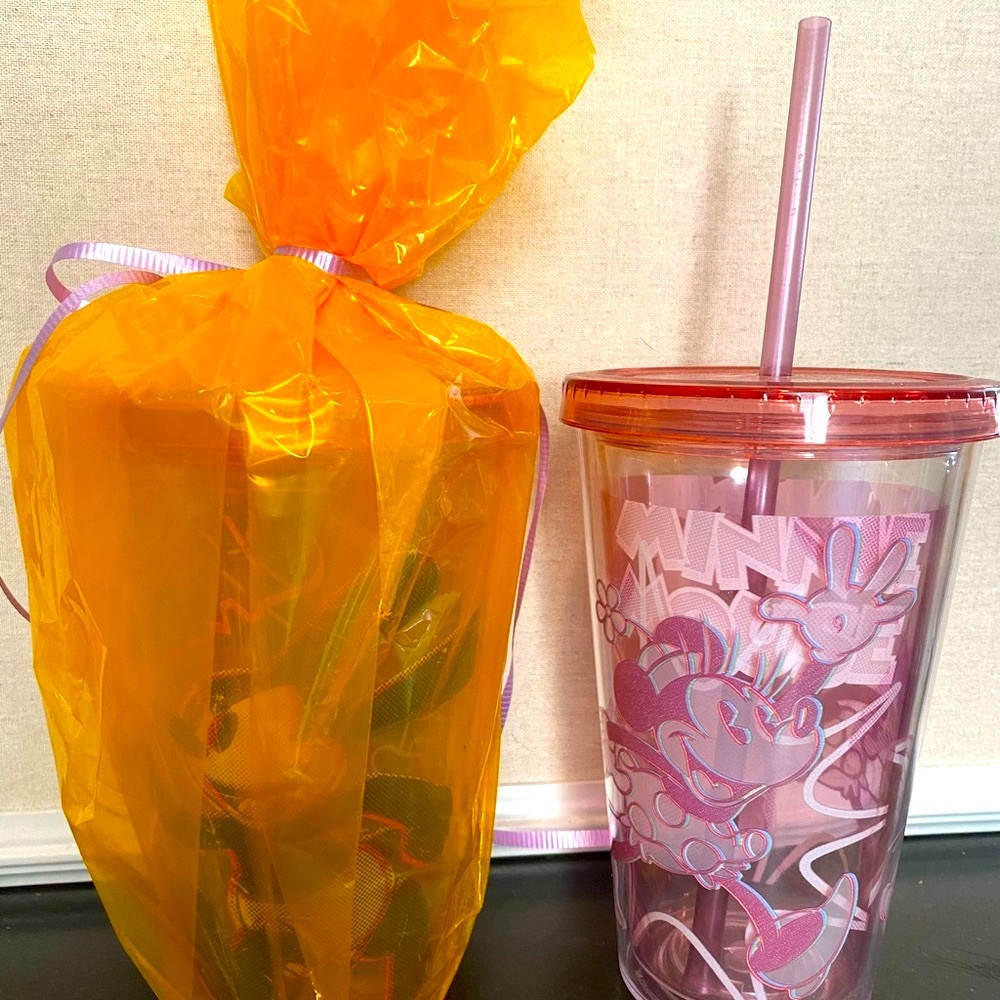 Disney drinkware with lid. Mickey and Mini.